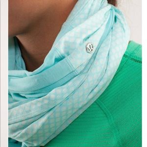 Lululemon Twist and Shout Scarf NWOT, aqua